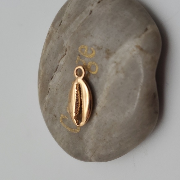 22ct gold bonded cowrie shell‎ charm - Picture 2 of 2